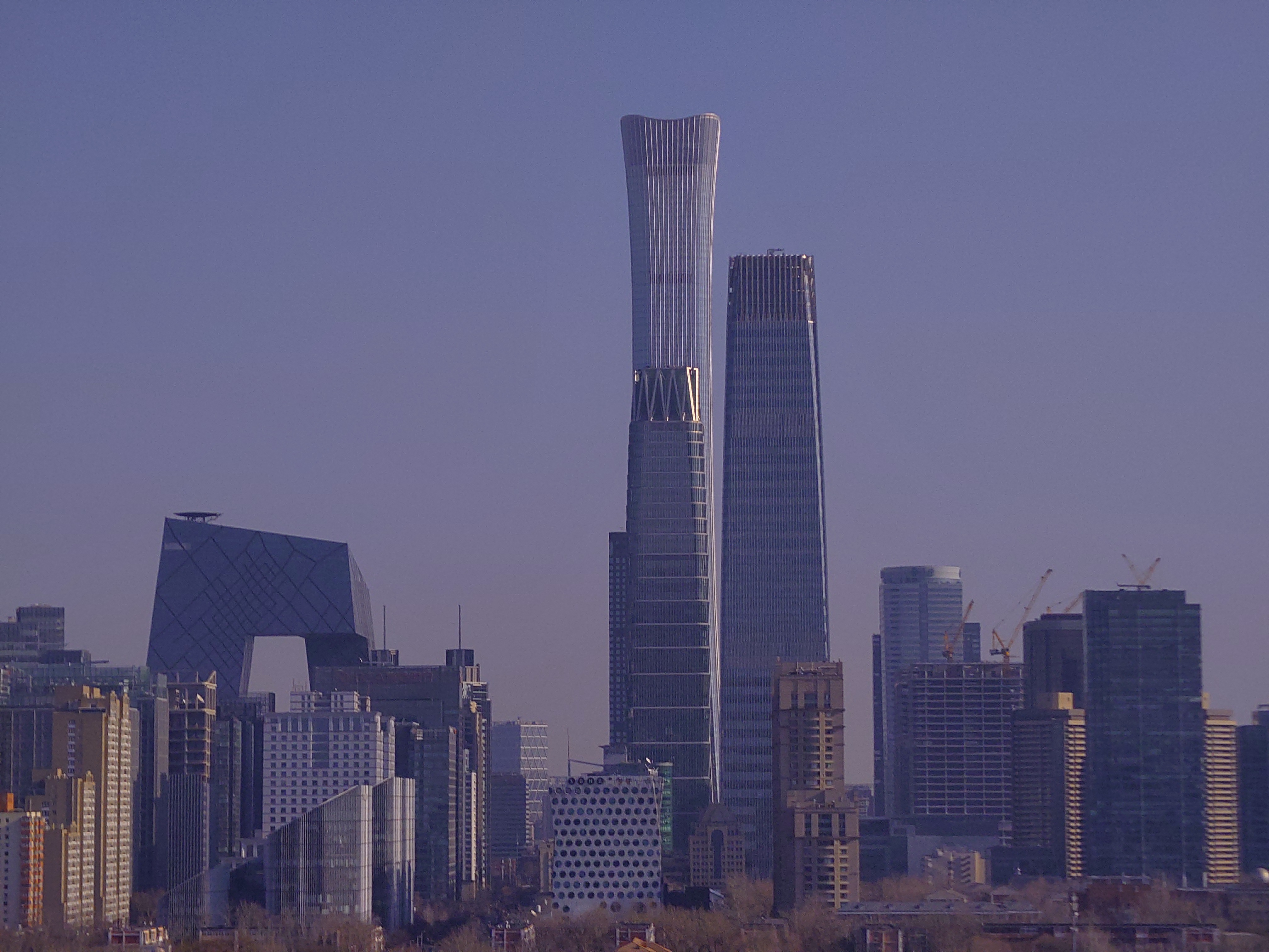 醒澜资本办公环境，现代化商务空间，深色装饰风格，玻璃幕墙，高端商务氛围